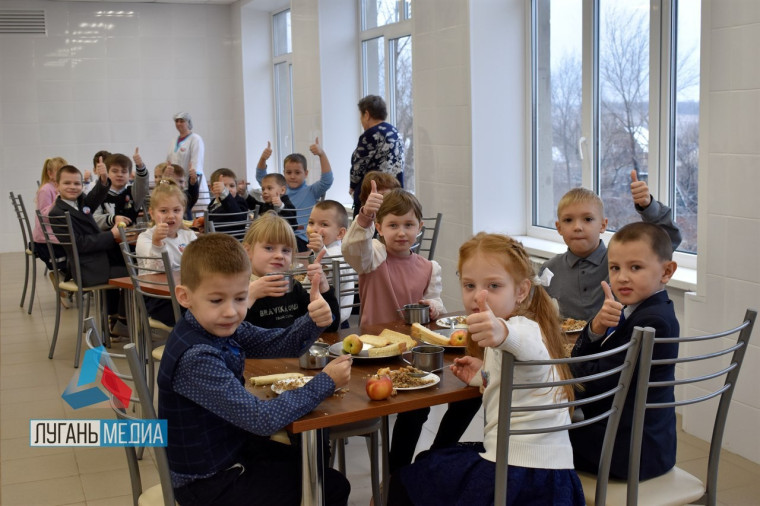 Обеды, в отремонтированной калужскими строителями столовой, нравятся первомайским школьникам. Обеды, в отремонтированной калужскими строителями столовой, нравятся первомайским школьникам.